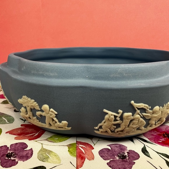 Wedgwood Blue Jasperware, Trinket Box With Lid, 5” Round Scalloped Garden Theme - Picture 8 of 17